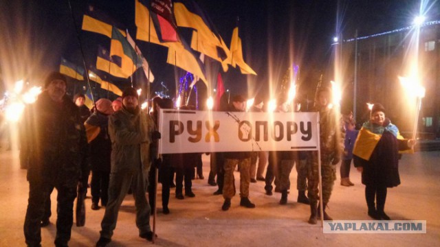 В Славянске (Донецкая область) провели факельное шествие.