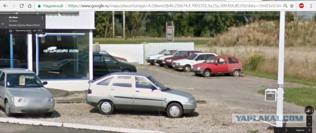 Низкая панель, короткое крыло: во Франции нашли брошенный салон Lada