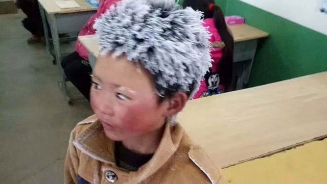 Мальчик 5 километров шел по морозу до школы, чтобы сдать экзамен. Ребенок уверен, что без образования не сможет добиться успеха