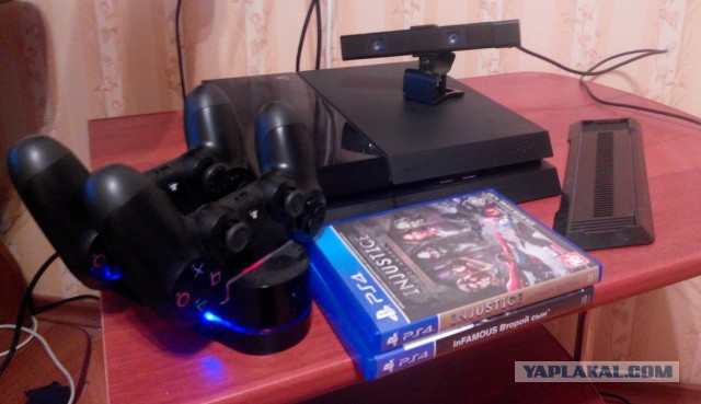 Продам PS4 c 2 геймпадами, камерой, и бонусами