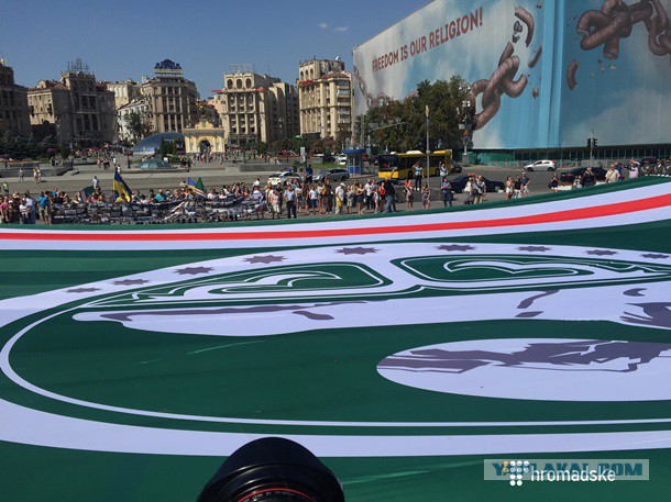 На Майдане развернули флаг непризнанной Ичкерии