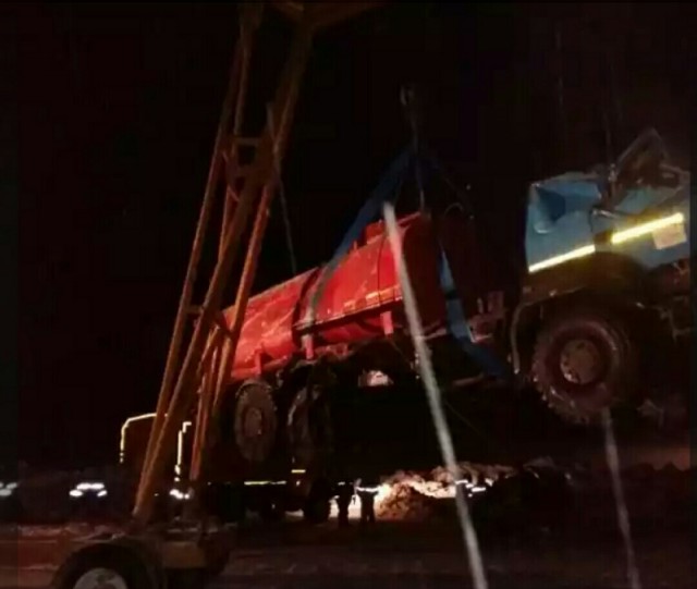 На Лене трактор ушел под лед при попытке поднять затонувший бензовоз