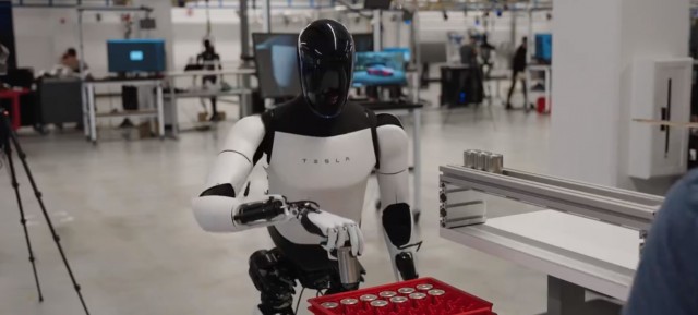 Человекоподобный робот Tesla Optimus уже выполняет точную работу и без проблем перемещается в офисе