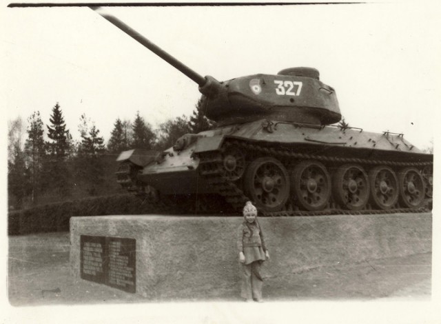 Взорванный Т-34 памятник в Валга