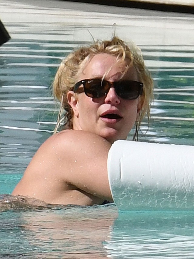 Бритни Спирс купается в бассейне