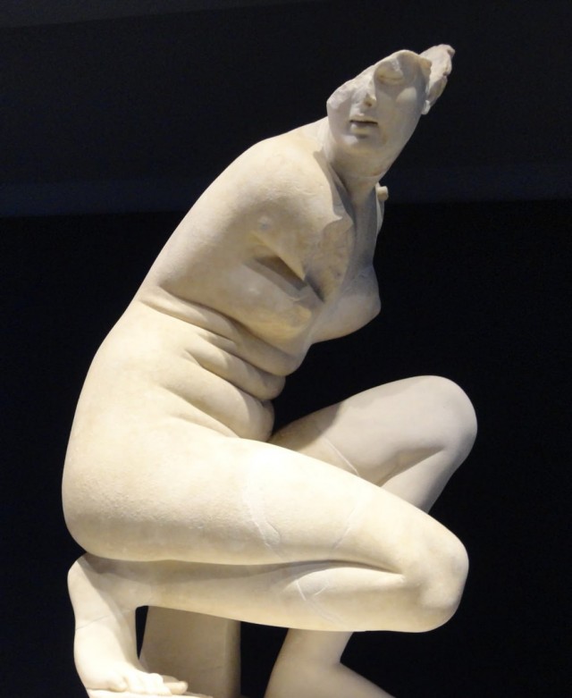 Обнаженная «Афродита на корточках» - копии римской эпохи  шедевра древнегреческой скульптуры