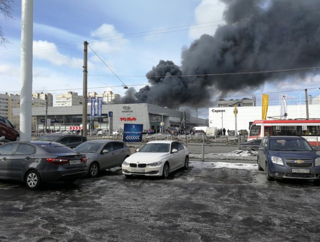 В Петербурге полыхает здание автосалона "Рольф" на улице Савушкина