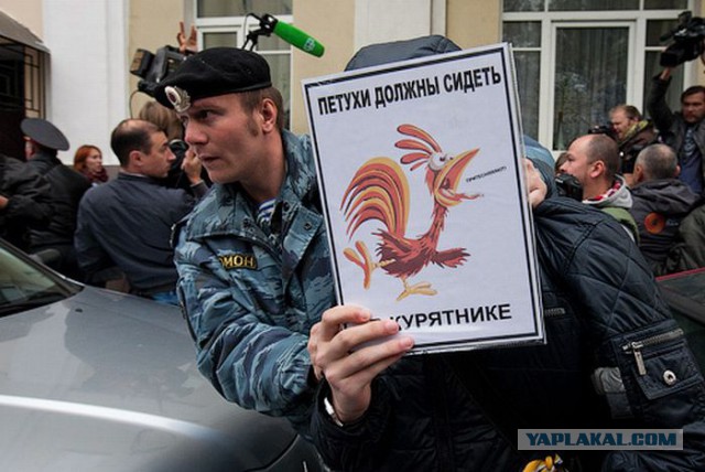 В Киеве Вечный огонь прикрыли плакатом