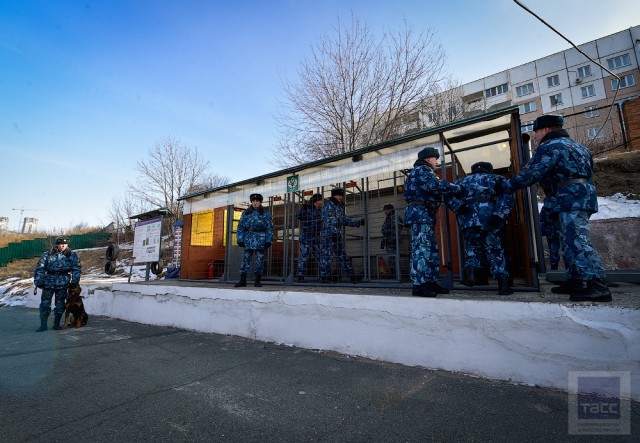 На пути в колонию: как во Владивостоке конвоируют осужденных и находящихся под стражей