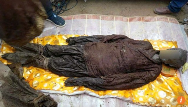 Строители откопали хрустальные гробы с мумиями возрастом 500 лет