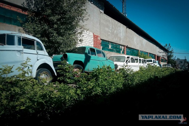 Прогулка по гаражам закончилась находкой старых заброшенных советских ☭ автомобилей