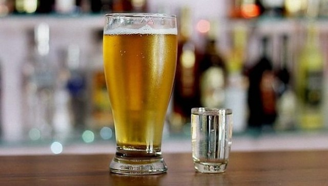 Битва титанов: сравнение вреда от пива и от водки