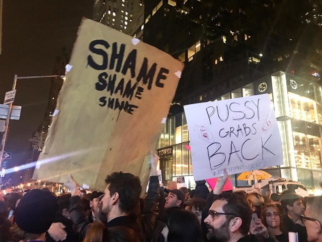 Тысячи человек приняли участие в акциях протеста против Трампа в США