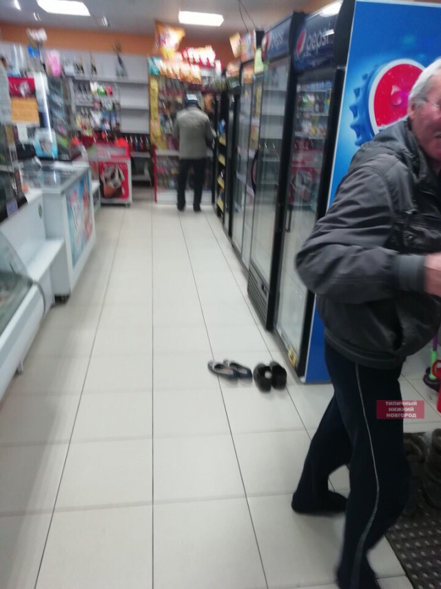 Авторитетная уборщица помыла полы в магазине под Нижним Новгородом и заставила все разуваться при входе