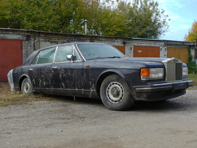 Брошенный Rolls-Royce Silver Spur из гаражного кооператива