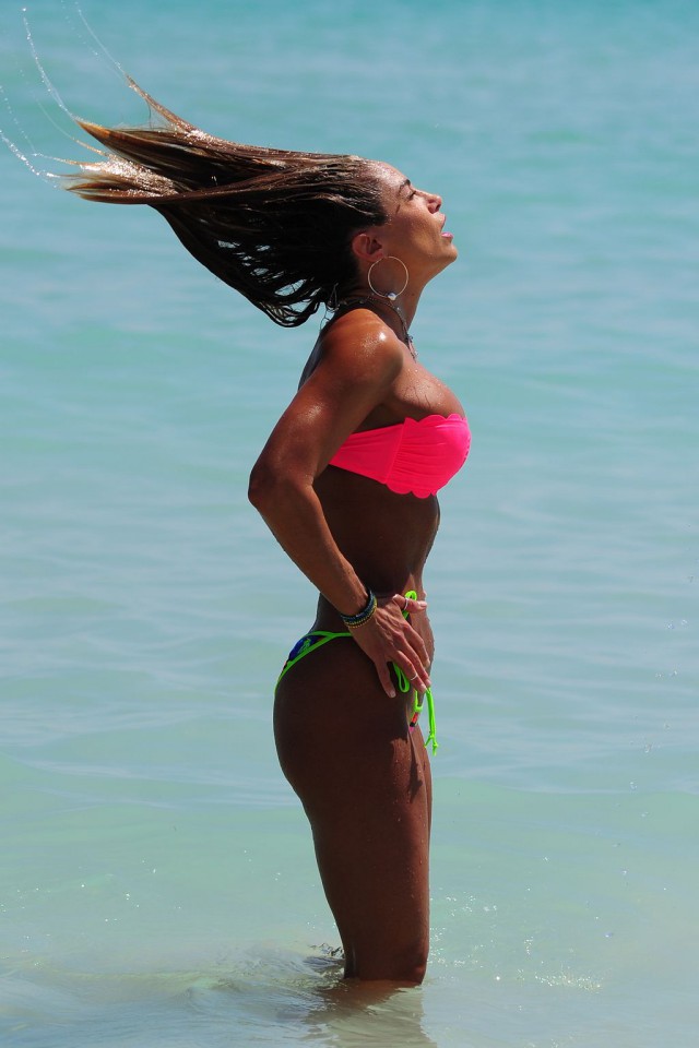 39-летняя Дженифер Николь Ли на пляже
