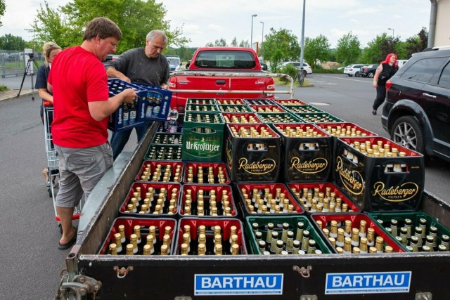 Немцы скупили большую часть запасов пива в городе, чтобы оно не досталось посетителям неонацистского фестиваля