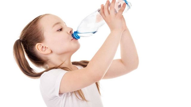В Германии детям запретили пить воду в школе, чтобы не оскорбить детей мигрантов