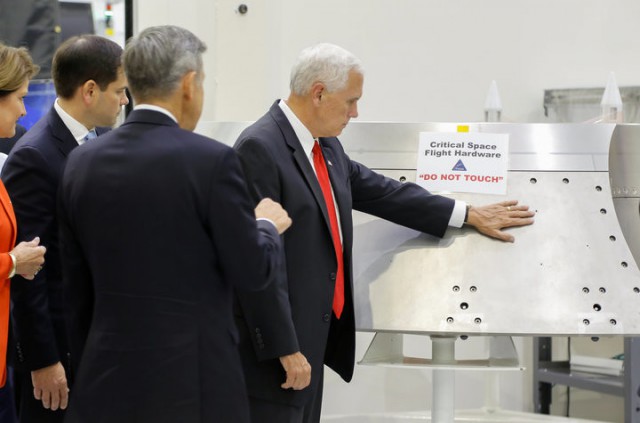 Фотожабы: Вице-президент США, игнорирующий надпись «Не трогать»
