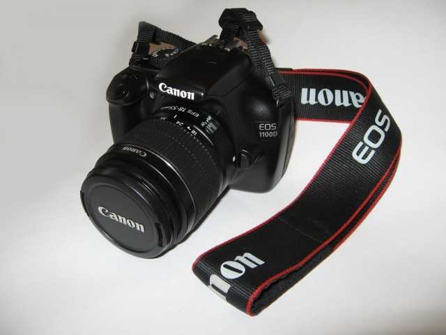 Canon 1100D (2 объектива,флешка 8 гб,сумка,штатив)