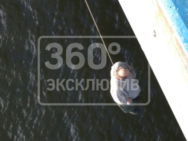 В Москве человек полтора часа висит на мосту на виду у прохожих 18+