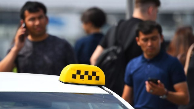 В Липецкой области запретили работу иностранцев в такси и сфере логистики.