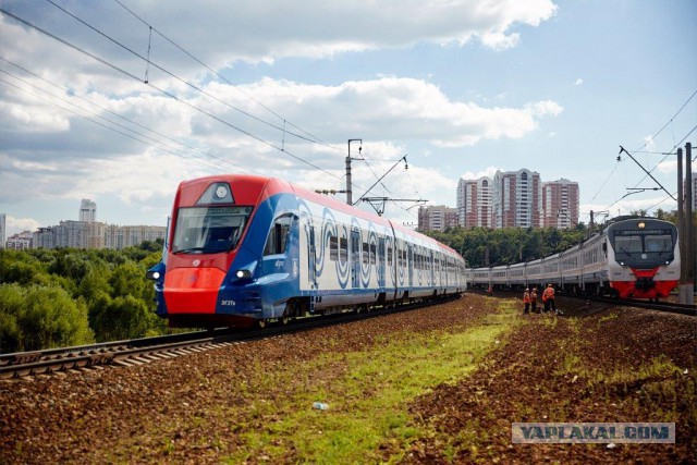 Война войной, а обед по распорядку! Москвичи позавидовали варившим пельмени машинистам электрички