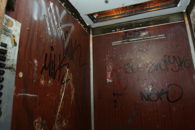 В Ставрополе жилинспектор признал лифт исправным и застрял в нем