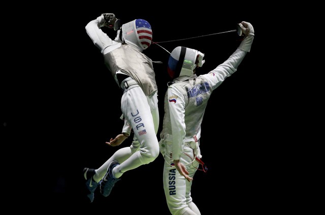 Российский рапирист рассказал о моменте, попавшем на одну из самых известных фотографий Олимпиады