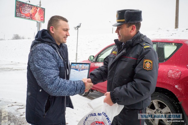 Минская ГАИ поблагодарила водителя Renault, который спас пешехода