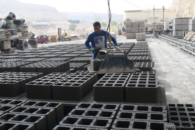 Как делают бетонные блоки в Израиле