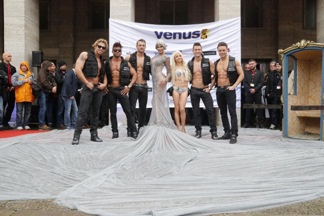 Крупнейшая ярмарка эротики Venus-2015