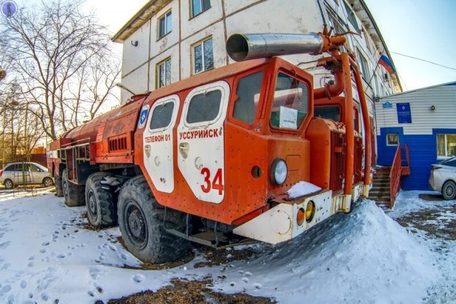 Почти ракетный комплекс МАЗ-7310 "Ураган". Аэродромная пожарная машина АА-60 посреди города