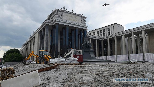 Гранит на лестнице у российской государственной библиотеки в Москве поменяли второй раз за 3 года — по секретному контракту