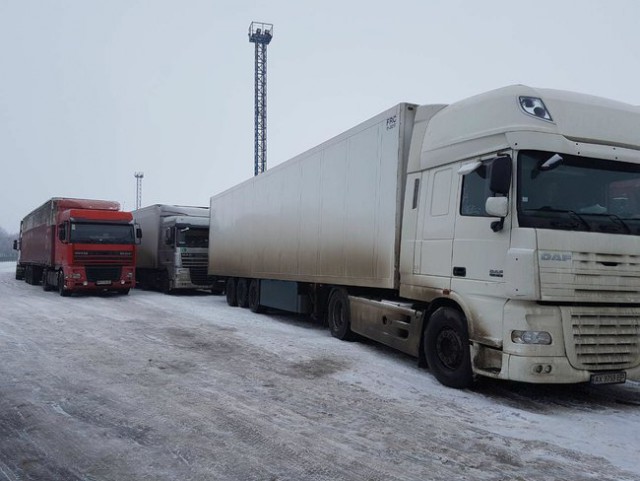 Россия не пропускает грузовики из Украины, возле пункта пропуска на Харьковщине скопилось около 100 фур