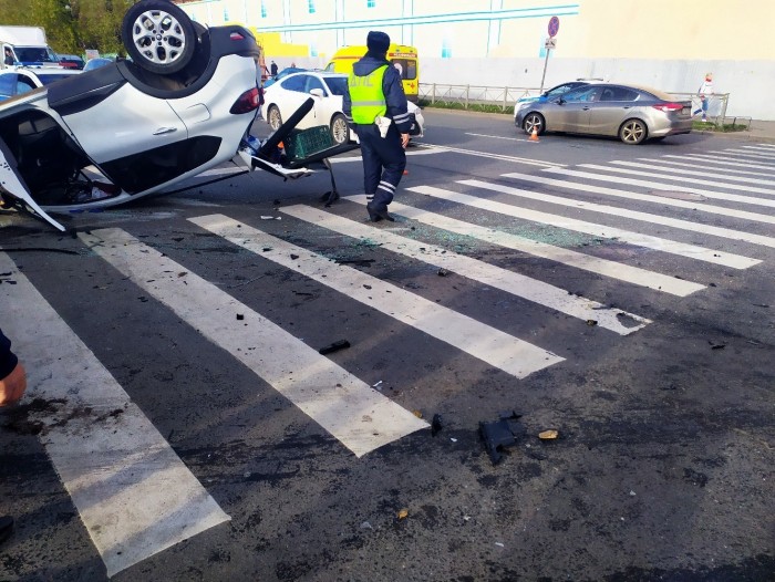 Два автомобиля врезались в толпу людей в Петербурге