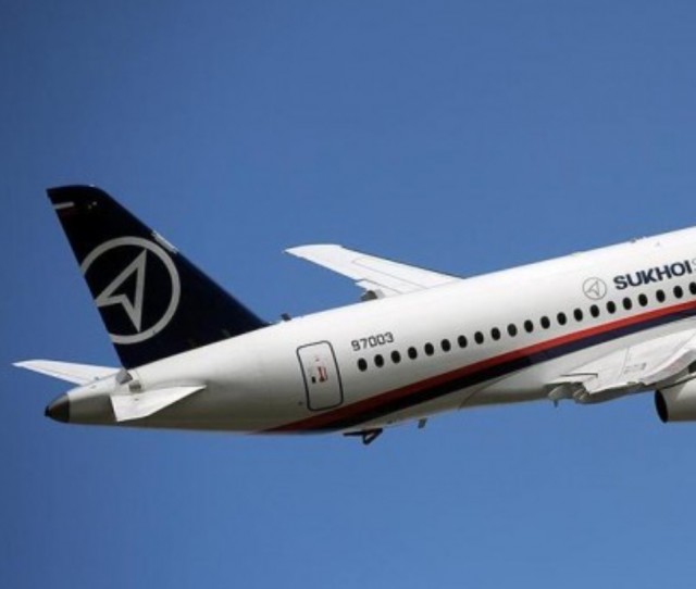 Самолет Sukhoi Superjet 100 совершил экстренную посадку в аэропорту Шереметьево после отказа двигателя. Лайнер вернулся в Москву