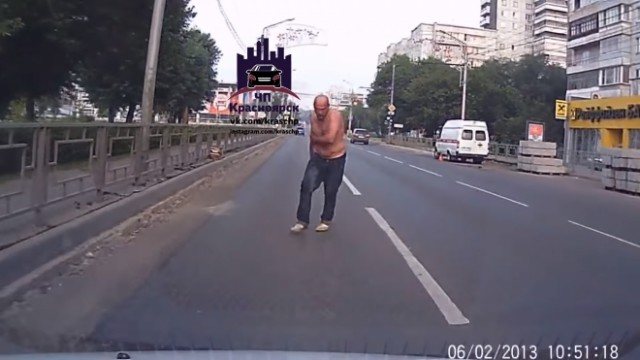 «Зомби апокалипсис»: в Красноярске неадекватный мужчина напал на машину