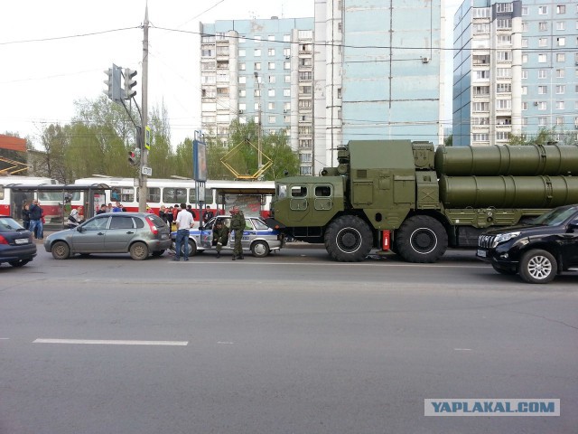 Ехали на парад, сильно торопились - и догнали