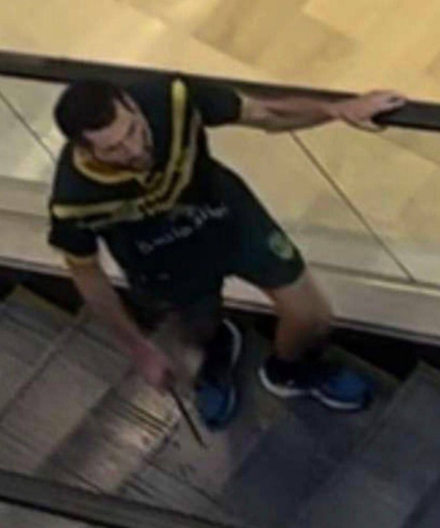 В Сиднее мужчина с ножом напал на посетителей торгового центра.