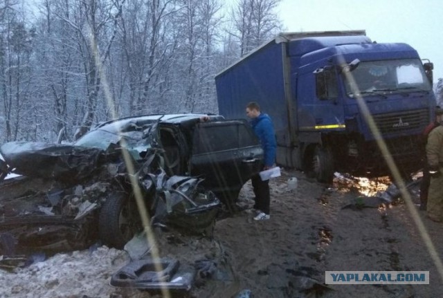 Фуровода на МАЗе выкинуло на встречную полосу на Хендэ с детьми