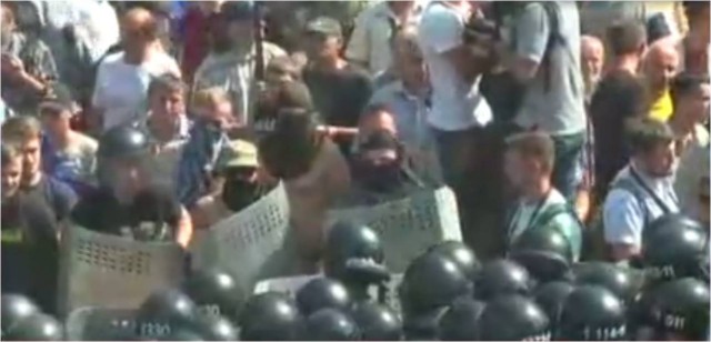 Митингующие в Киеве штурмуют здание Рады