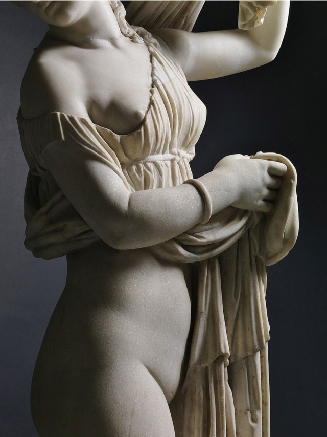 Женщина в бикини с телом греческой богини 