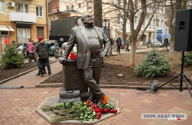 В Ростове открыли памятник Жванецкому