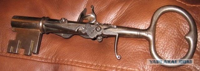 Пистолет-ключ с фитильным или кремневым замком.