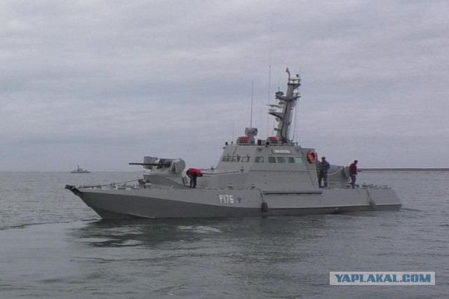 Киев сообщил об обстреле своих кораблей российскими катерами