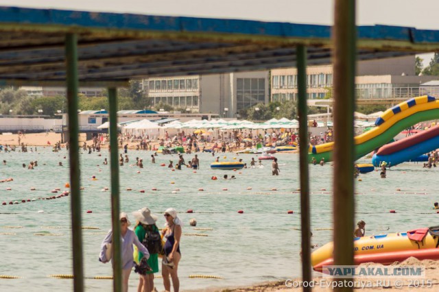 Евпатория, на пляжах совсем нет туристов..