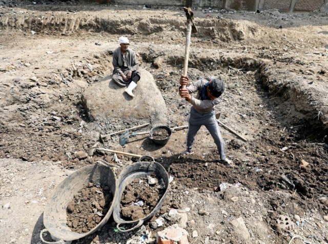 Египетские и немецкие археологи обнаружили восьмиметровую статую из кварцита