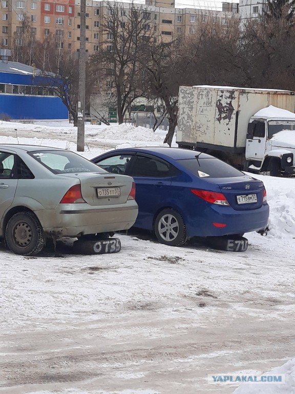 Новый способ "застолбить" машине место во дворе. Теперь с помощью шин