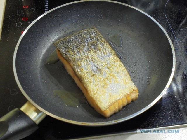 Рыба жареная с сельдевым майонезом и салатом "Пастернак"